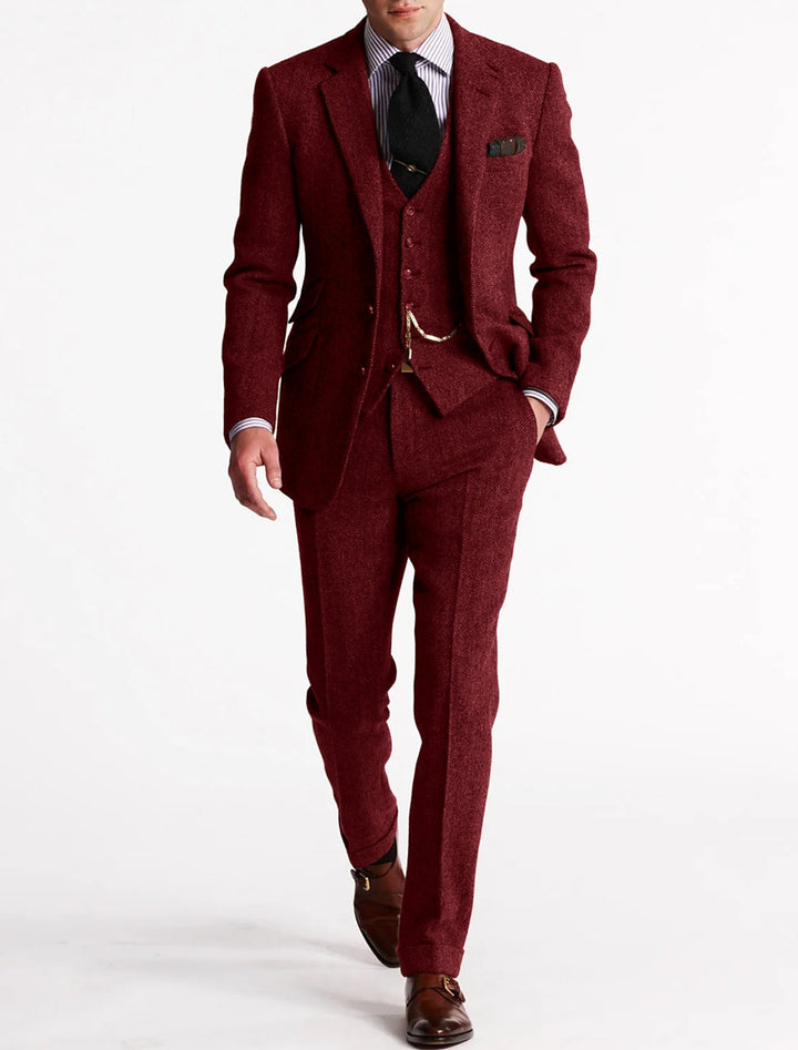 "Costume 3 pièces homme, smoking tweed élégant, fini impeccable, look raffiné, tissus de qualité, coupe sur mesure."