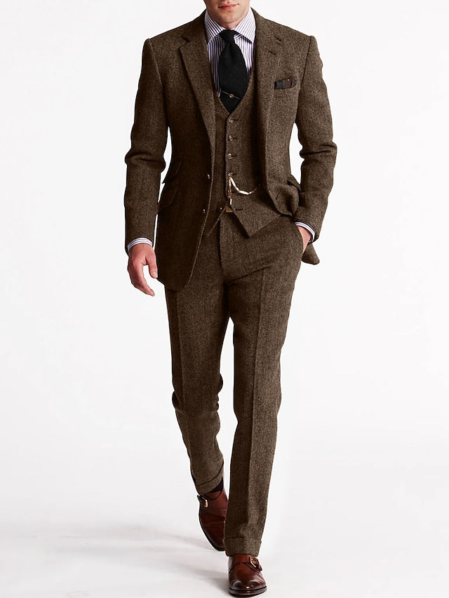 "Costume 3 pièces homme, smoking tweed élégant, fini impeccable, look raffiné, tissus de qualité, coupe sur mesure."