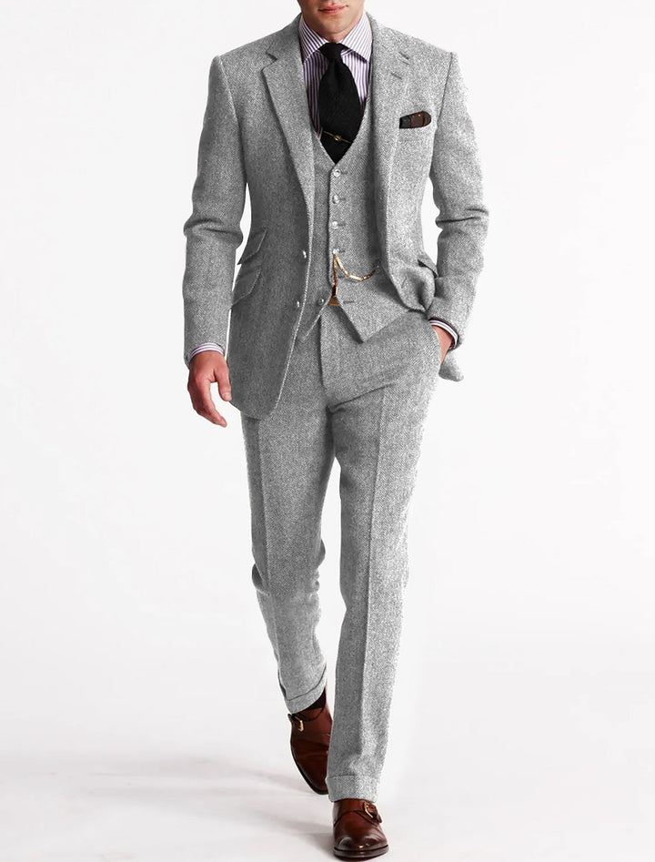"Costume 3 pièces homme, smoking tweed élégant, fini impeccable, look raffiné, tissus de qualité, coupe sur mesure."