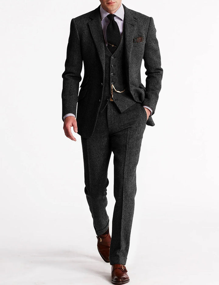 "Costume 3 pièces homme, smoking tweed élégant, fini impeccable, look raffiné, tissus de qualité, coupe sur mesure."