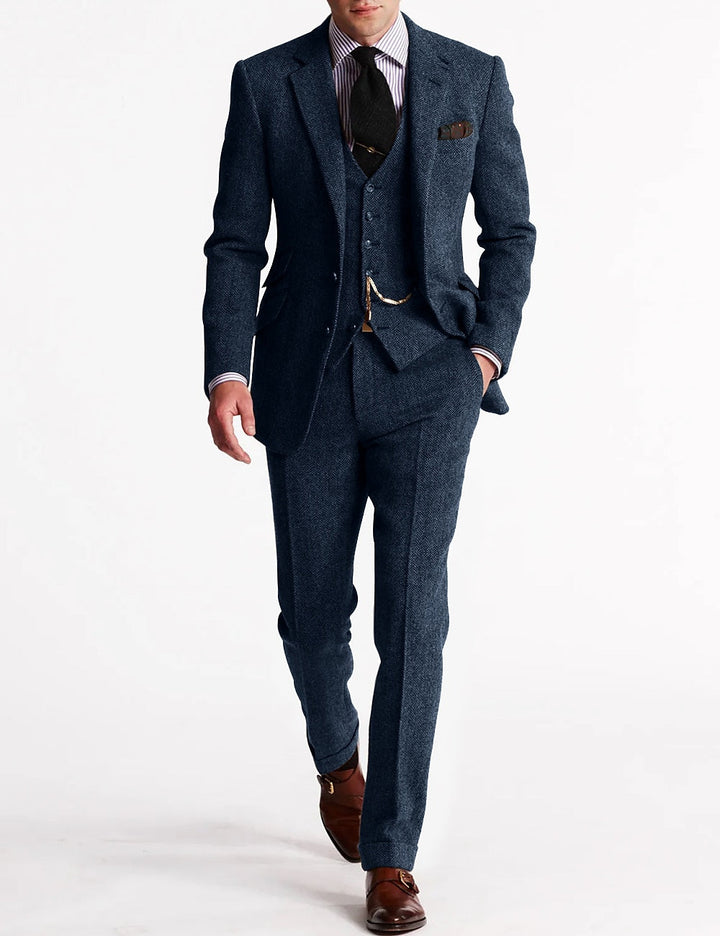 "Costume 3 pièces homme, smoking tweed élégant, fini impeccable, look raffiné, tissus de qualité, coupe sur mesure."