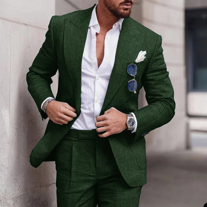 Tenue formelle homme, costume boutonnage simple pour cérémonie, coupe moderne et chic.