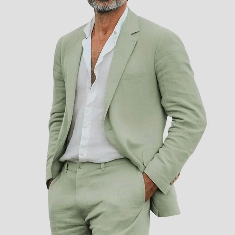 "Costume en lin léger homme, vert sauge, coupe décontractée. Idéal pour un style estival chic et confortable."