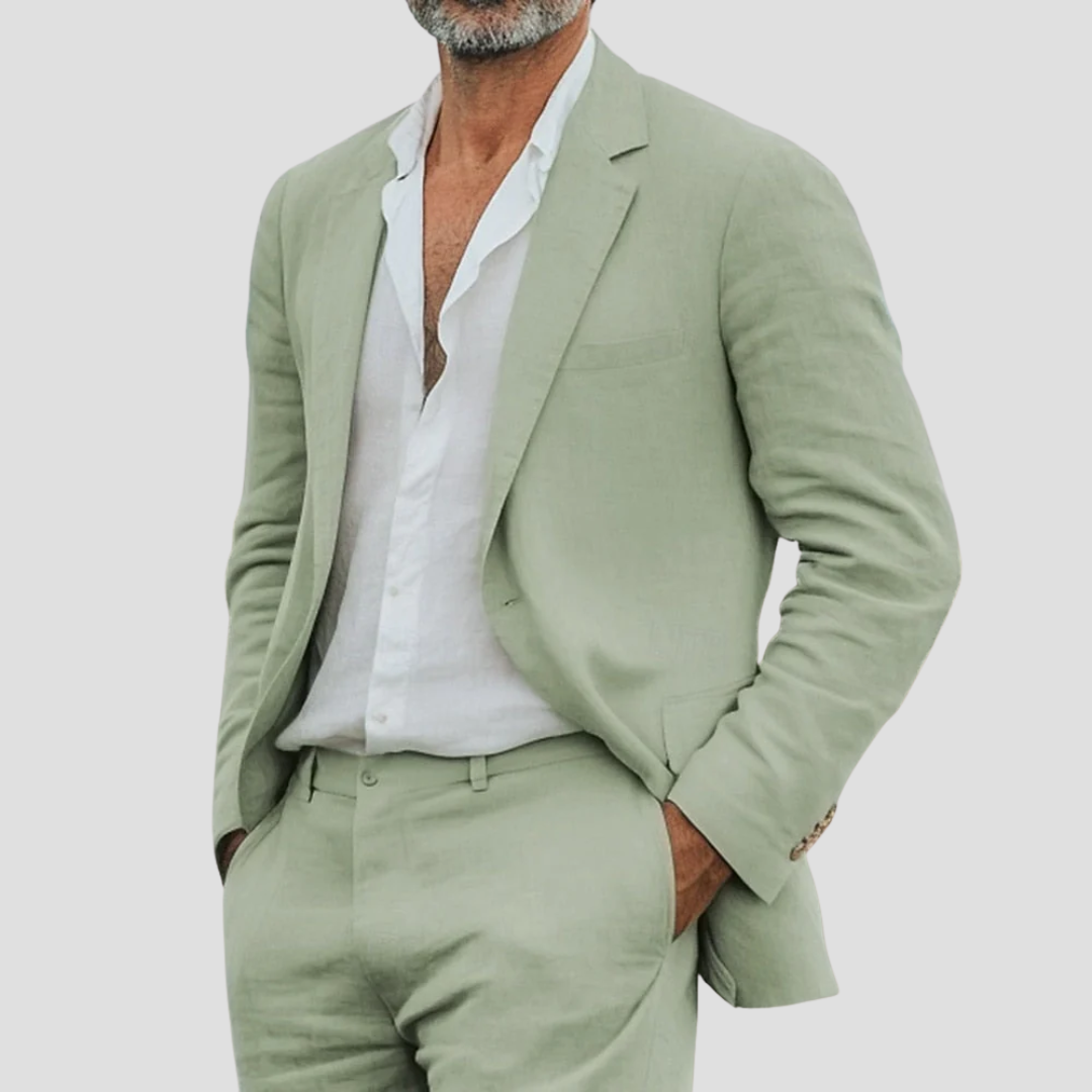 "Costume en lin léger homme, vert sauge, coupe décontractée. Idéal pour un style estival chic et confortable."
