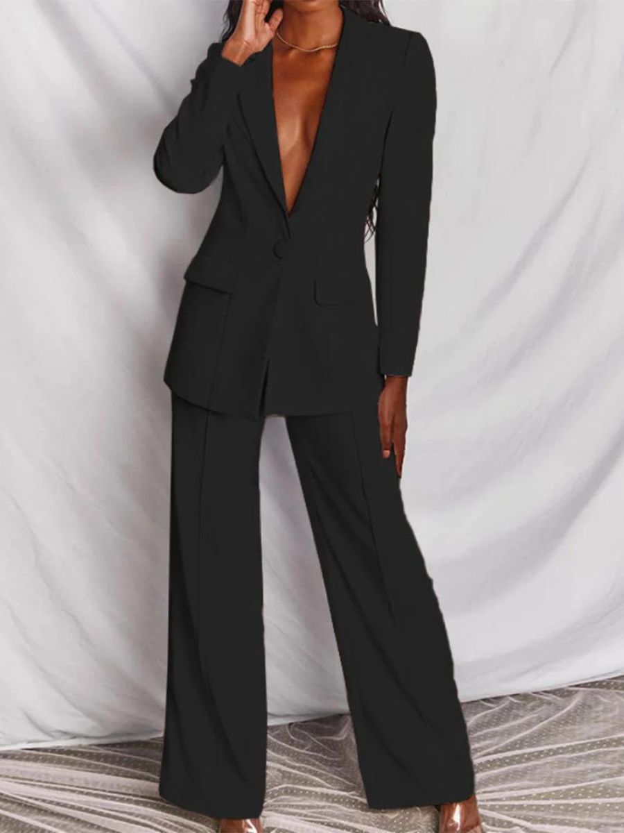 Vue arrière du costume femme automne classique. Élégance et confort pour cette tenue coordonnée.