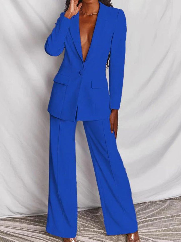 Détail du revers de la veste du costume femme automne. Éléments classiques pour une tenue élégante et confortable.