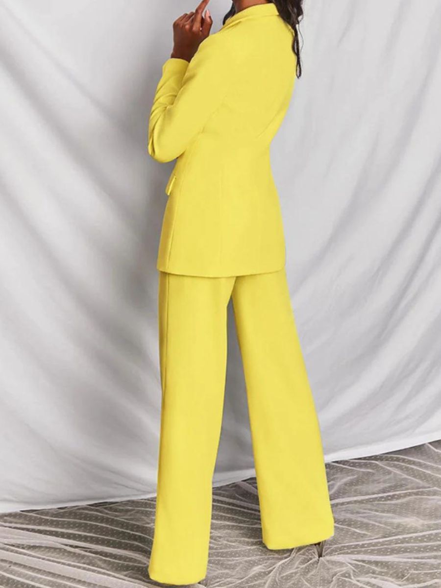 Modèle portant un costume femme automne. Tenue coordonnée élégante et style classique pour la mode féminine.