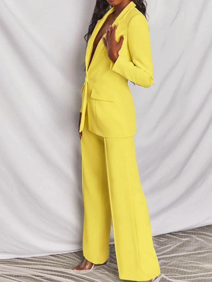 Vue de face d'un ensemble costume femme automne. Confort et élégance pour une tenue de bureau ou prêt-à-porter.