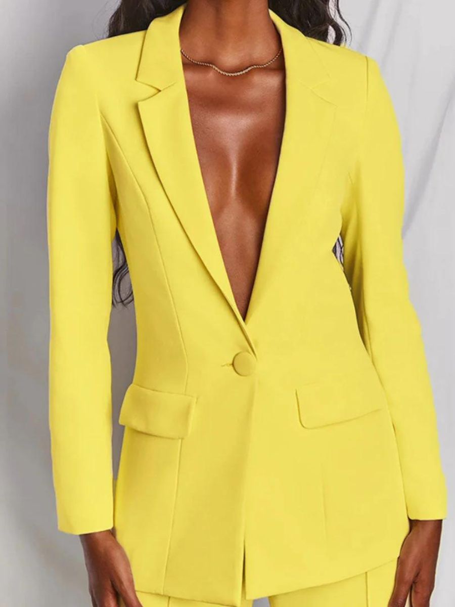 Gros plan sur le tissu doux du costume femme automne. Qualité et confort pour une mode féminine classique.