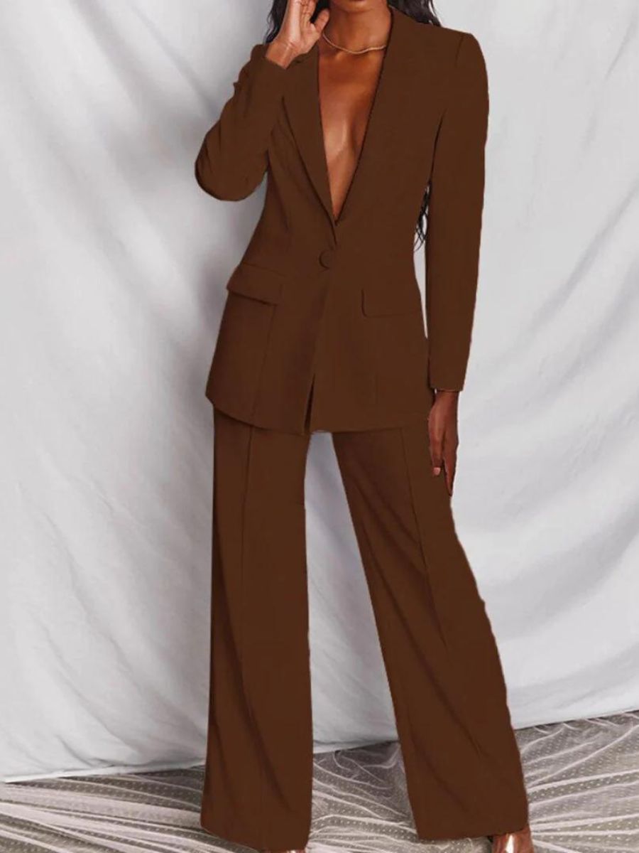 Costume femme élégant pour l'automne. Tenue confortable et décontractée chic, idéale pour le prêt-à-porter.