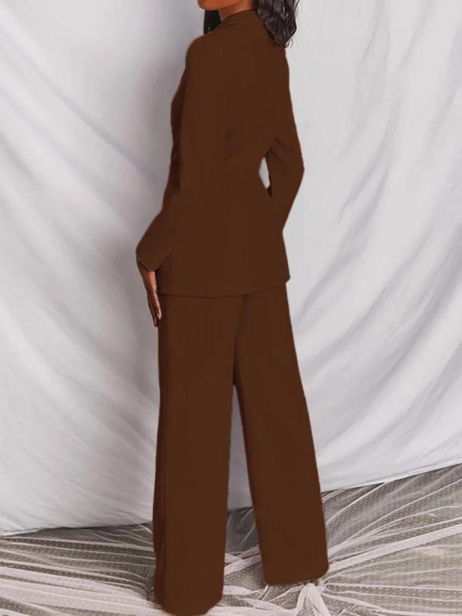 Ensemble costume femme automne, modèle souriant. Style classique et élégance pour une tenue féminine moderne.