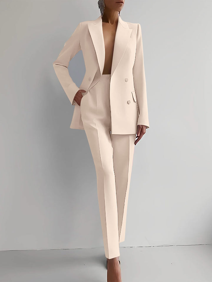 "Costume femme chic 2 pièces, blazer structuré noir et pantalon droit élégant, idéal pour un style sophistiqué et moderne."