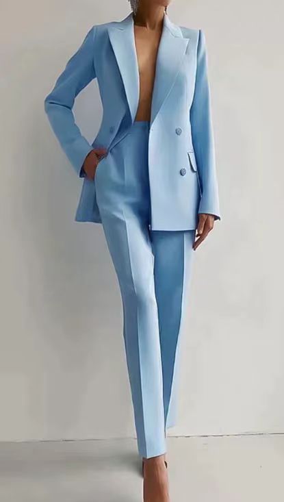 "Costume femme chic 2 pièces, blazer structuré noir et pantalon droit élégant, idéal pour un style sophistiqué et moderne."