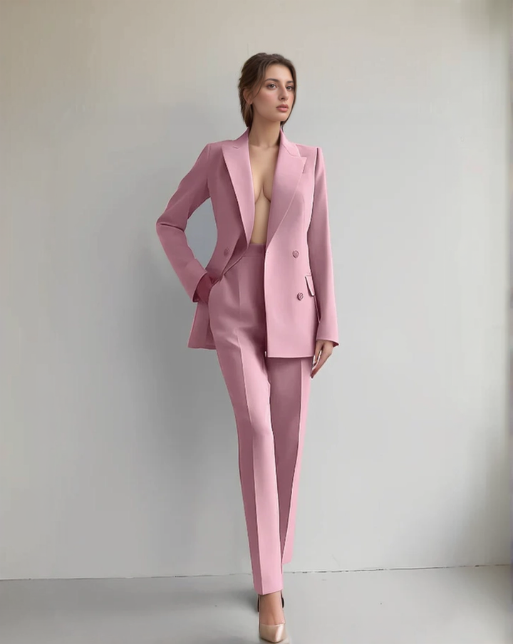 "Costume femme chic 2 pièces, blazer structuré noir et pantalon droit élégant, idéal pour un style sophistiqué et moderne."