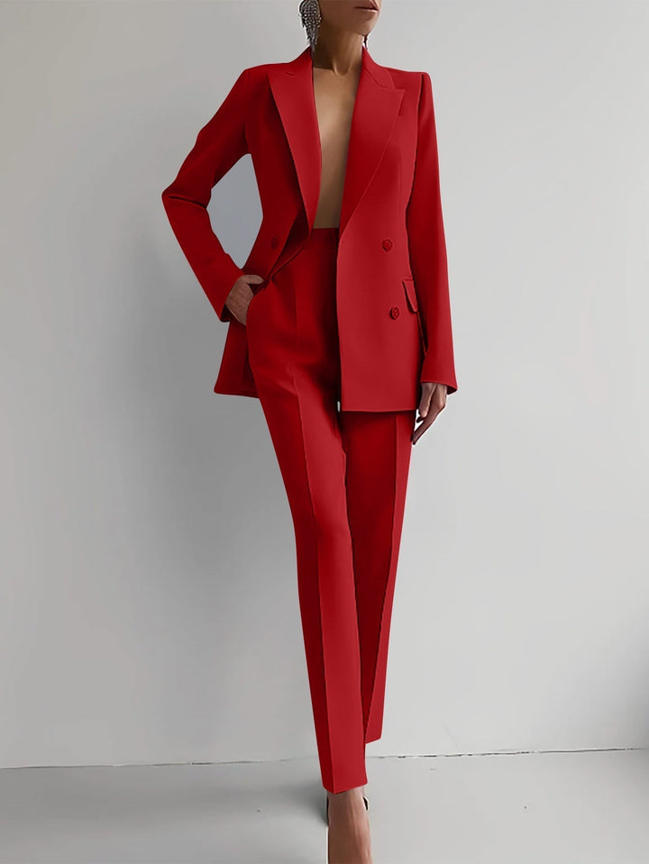 "Costume femme chic 2 pièces, blazer structuré noir et pantalon droit élégant, idéal pour un style sophistiqué et moderne."
