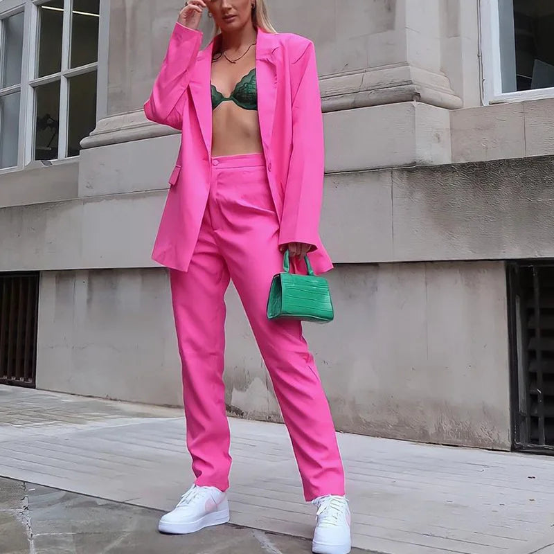 Costume femme élégant : blazer et pantalon taille haute.  Ensemble chic et professionnel.