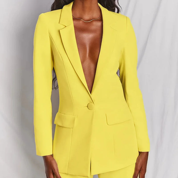 Costume femme élégant : blazer et pantalon taille haute.  Ensemble chic et professionnel.