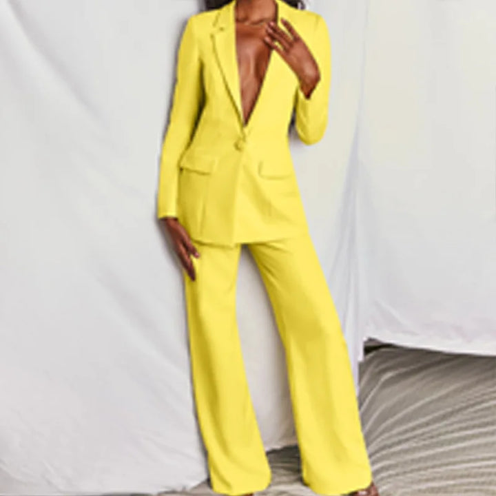 Costume femme élégant : blazer et pantalon taille haute.  Ensemble chic et professionnel.