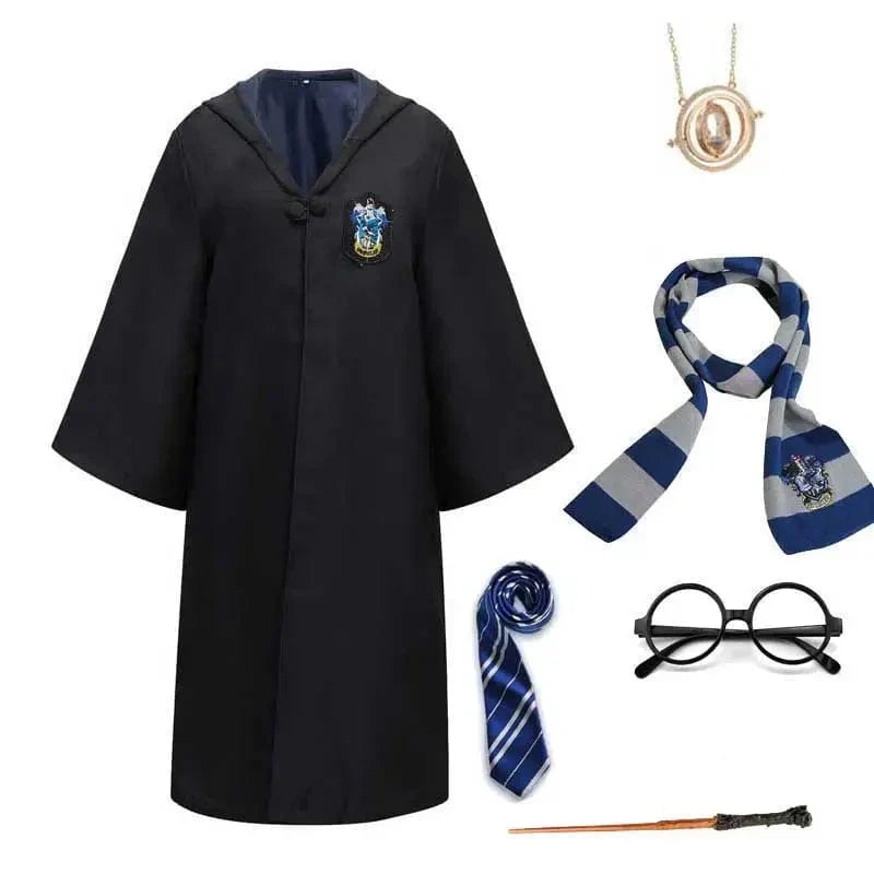 Enfant portant fièrement le costume complet Harry Potter, prêt pour l'école de sorcellerie Poudlard ou une fête.