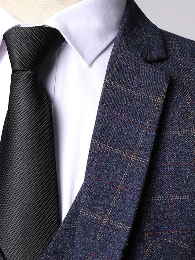 Élégant costume homme 3 pièces à carreaux, idéal pour tenue formelle, mariage ou réunion d'affaires.