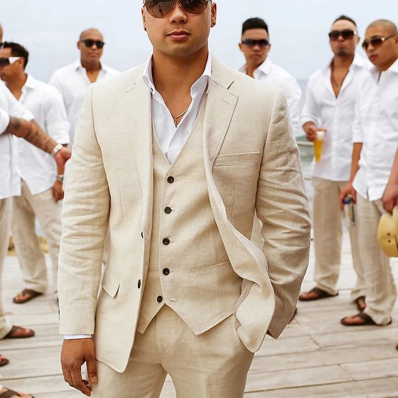 "Costume homme 3 pièces élégant avec veste, gilet et pantalon assortis, idéal pour mariages d'été et réceptions."