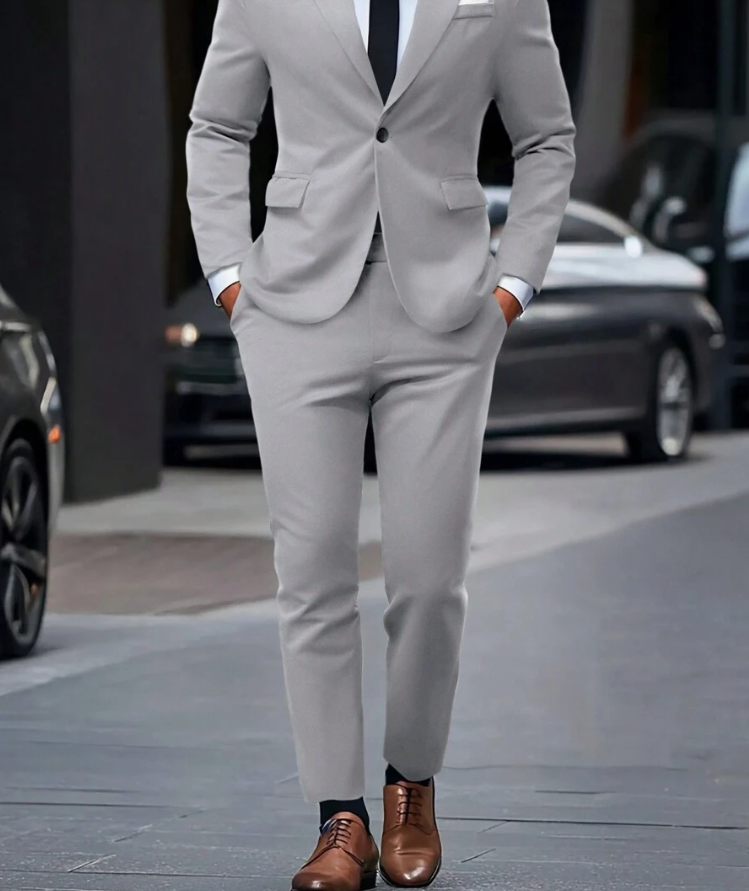 "Costume homme Bastien élégant avec veste structurée et pantalon assorti, idéal pour bureau et événements spéciaux."