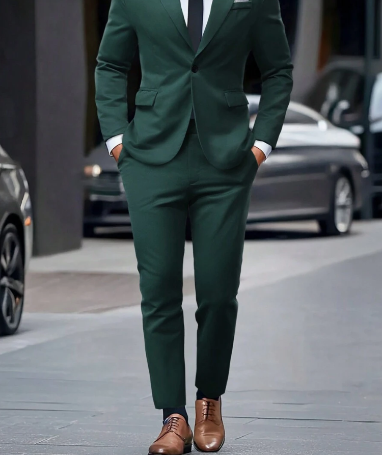 "Costume homme Bastien élégant avec veste structurée et pantalon assorti, idéal pour bureau et événements spéciaux."