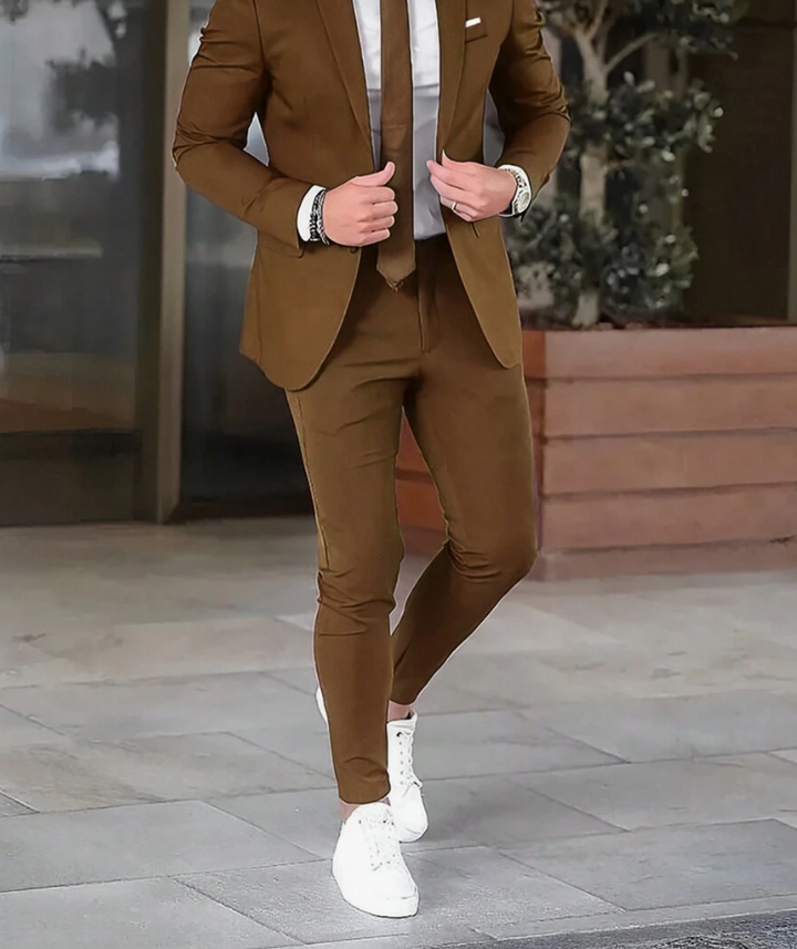 "Costume homme Bastien élégant avec veste structurée et pantalon assorti, idéal pour bureau et événements spéciaux."