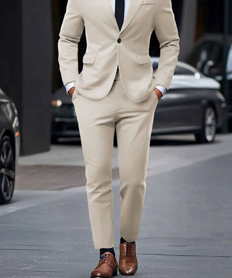 "Costume homme Bastien élégant avec veste structurée et pantalon assorti, idéal pour bureau et événements spéciaux."