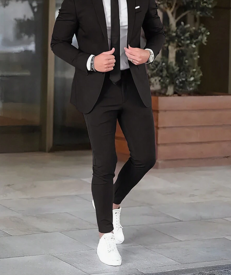 "Costume homme Bastien élégant avec veste structurée et pantalon assorti, idéal pour bureau et événements spéciaux."