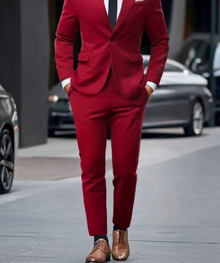 "Costume homme Bastien élégant avec veste structurée et pantalon assorti, idéal pour bureau et événements spéciaux."
