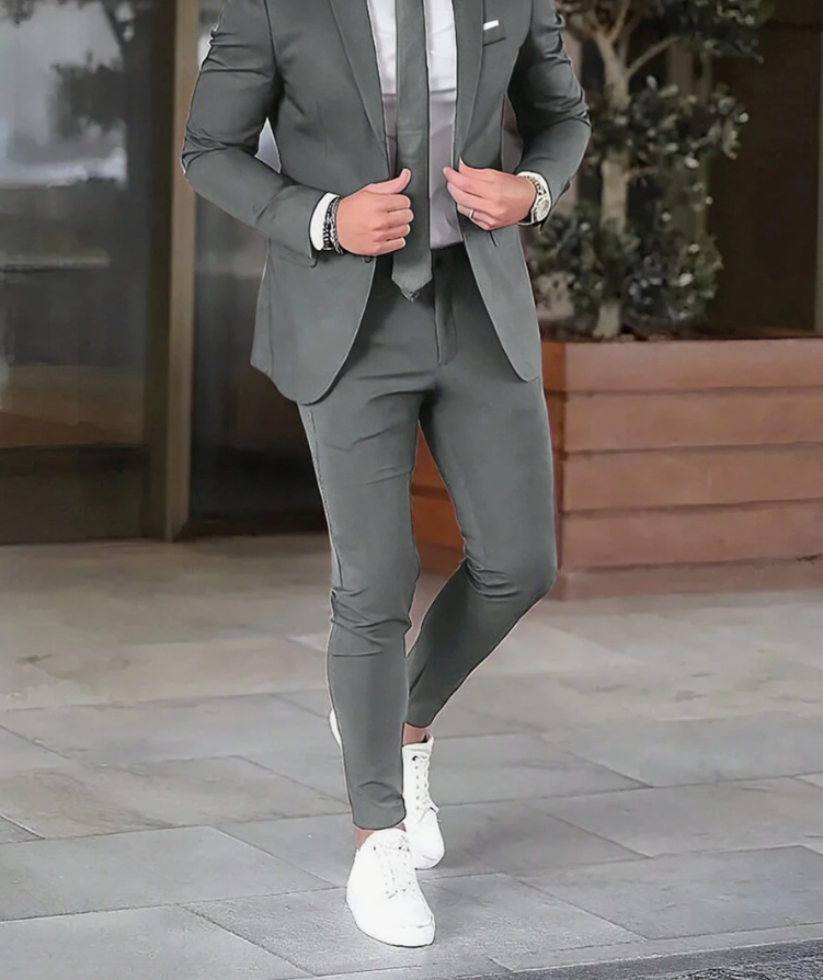 "Costume homme Bastien élégant avec veste structurée et pantalon assorti, idéal pour bureau et événements spéciaux."