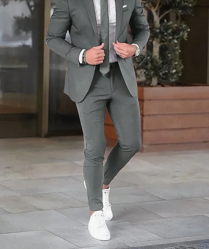 "Costume homme Bastien élégant avec veste structurée et pantalon assorti, idéal pour bureau et événements spéciaux."