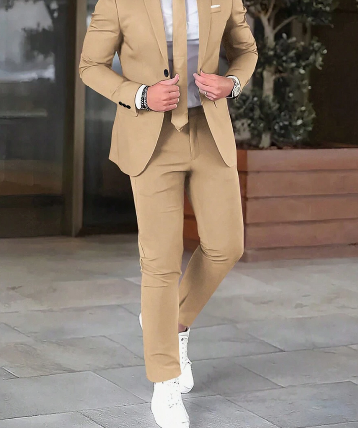 "Costume homme Bastien élégant avec veste structurée et pantalon assorti, idéal pour bureau et événements spéciaux."