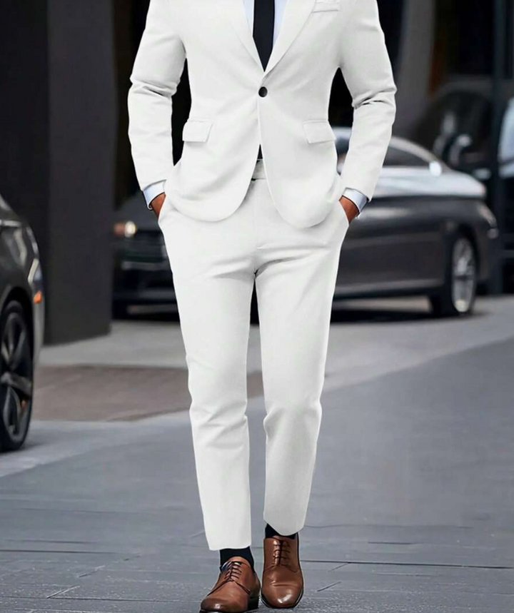 "Costume homme Bastien élégant avec veste structurée et pantalon assorti, idéal pour bureau et événements spéciaux."