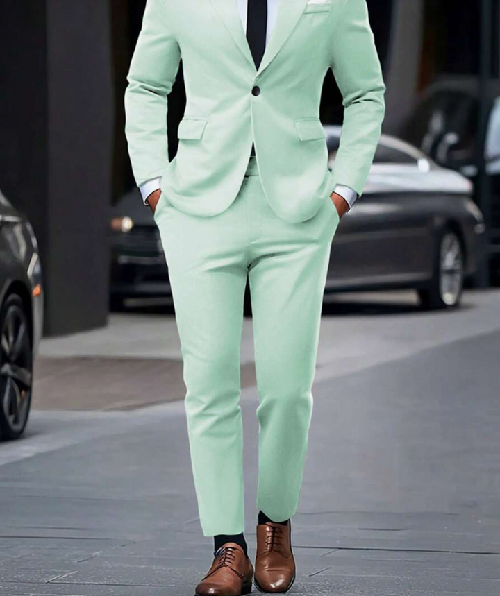 "Costume homme Bastien élégant avec veste structurée et pantalon assorti, idéal pour bureau et événements spéciaux."