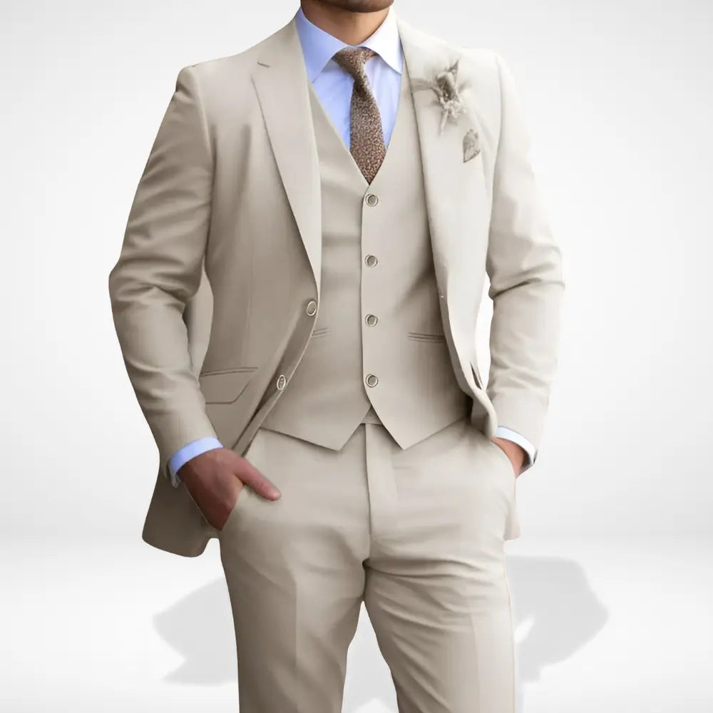 Costume homme trois pièces, coupe ajustée, élégant et confortable.