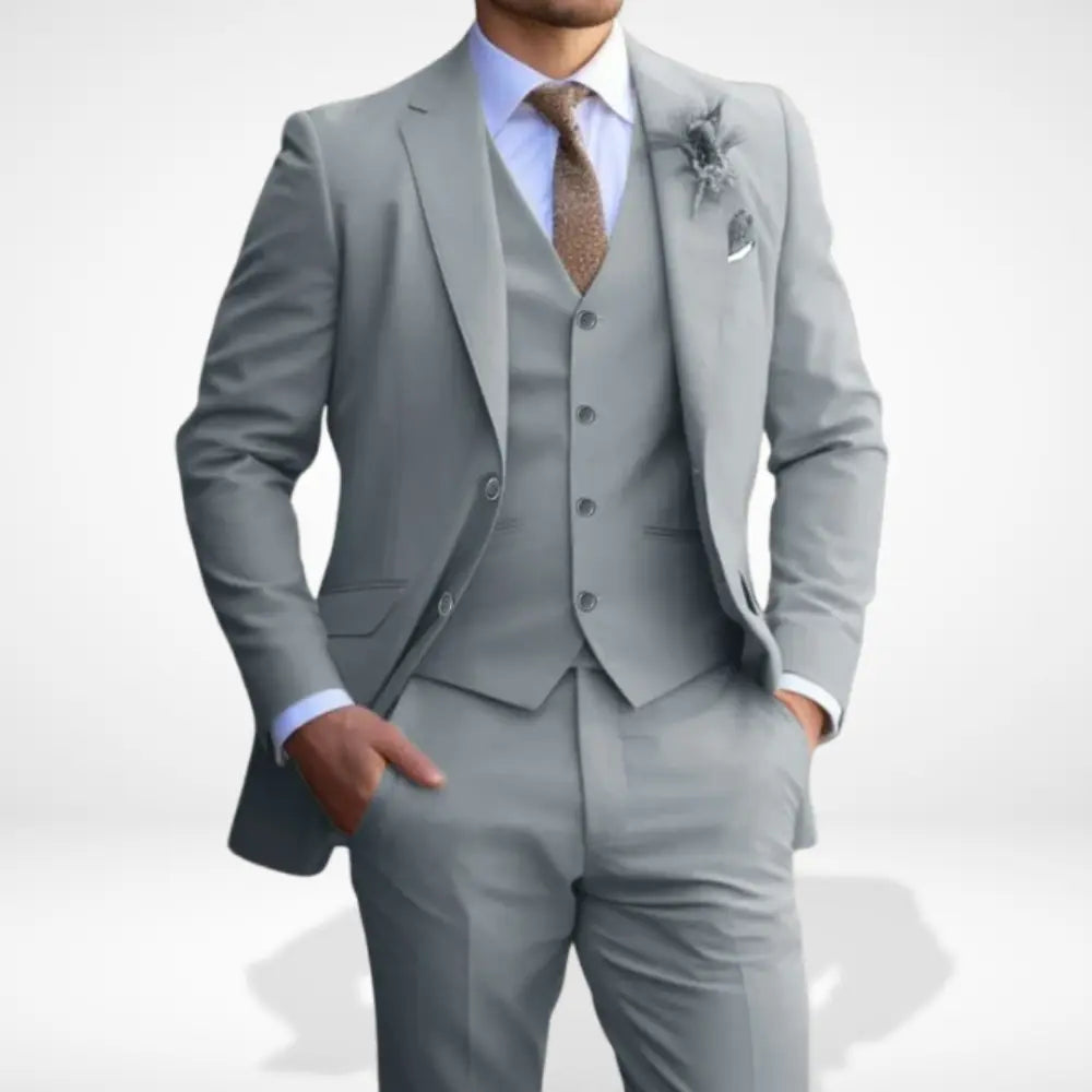 Costume homme trois pièces, coupe ajustée, élégant et confortable.