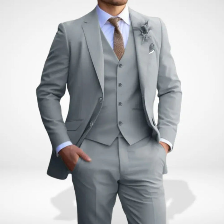 Costume homme trois pièces, coupe ajustée, élégant et confortable.