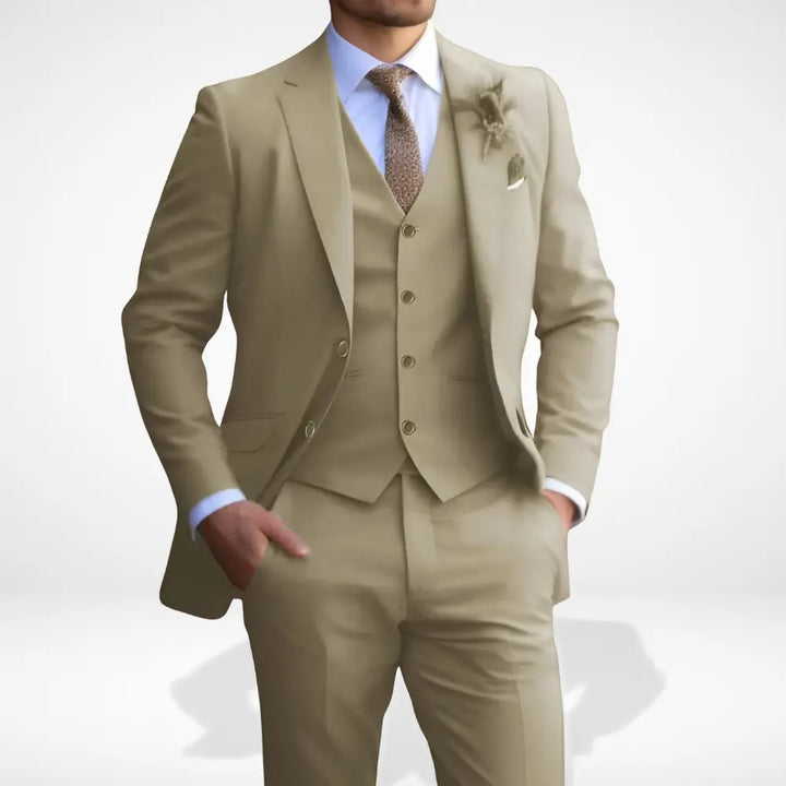 Costume homme trois pièces, coupe ajustée, élégant et confortable.