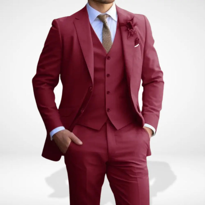 Costume homme trois pièces, coupe ajustée, élégant et confortable.