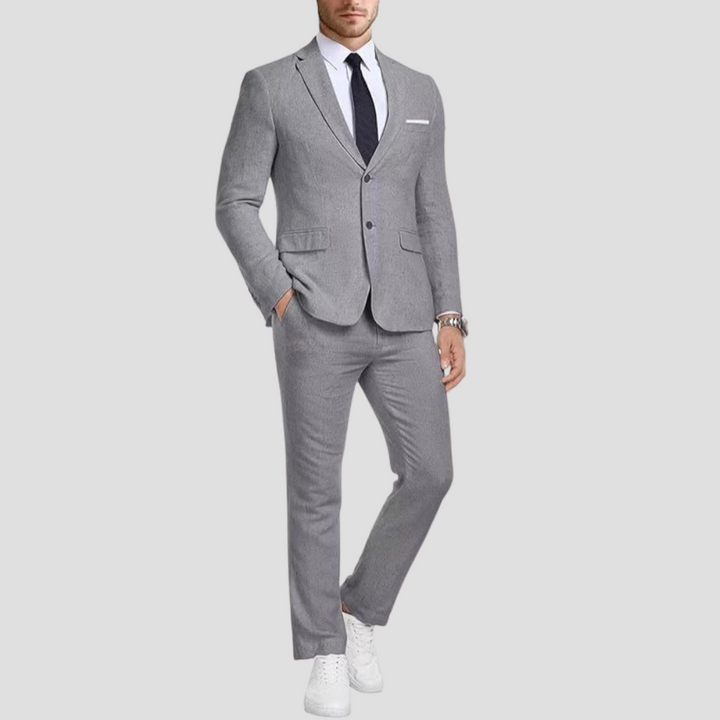 "Costume léger chic homme en lin-coton, tissu respirant, blazer deux boutons, pantalon fuselé élégant pour l'été."