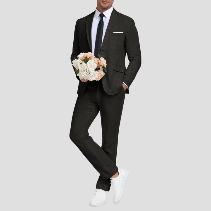 "Costume léger chic homme en lin-coton, tissu respirant, blazer deux boutons, pantalon fuselé élégant pour l'été."