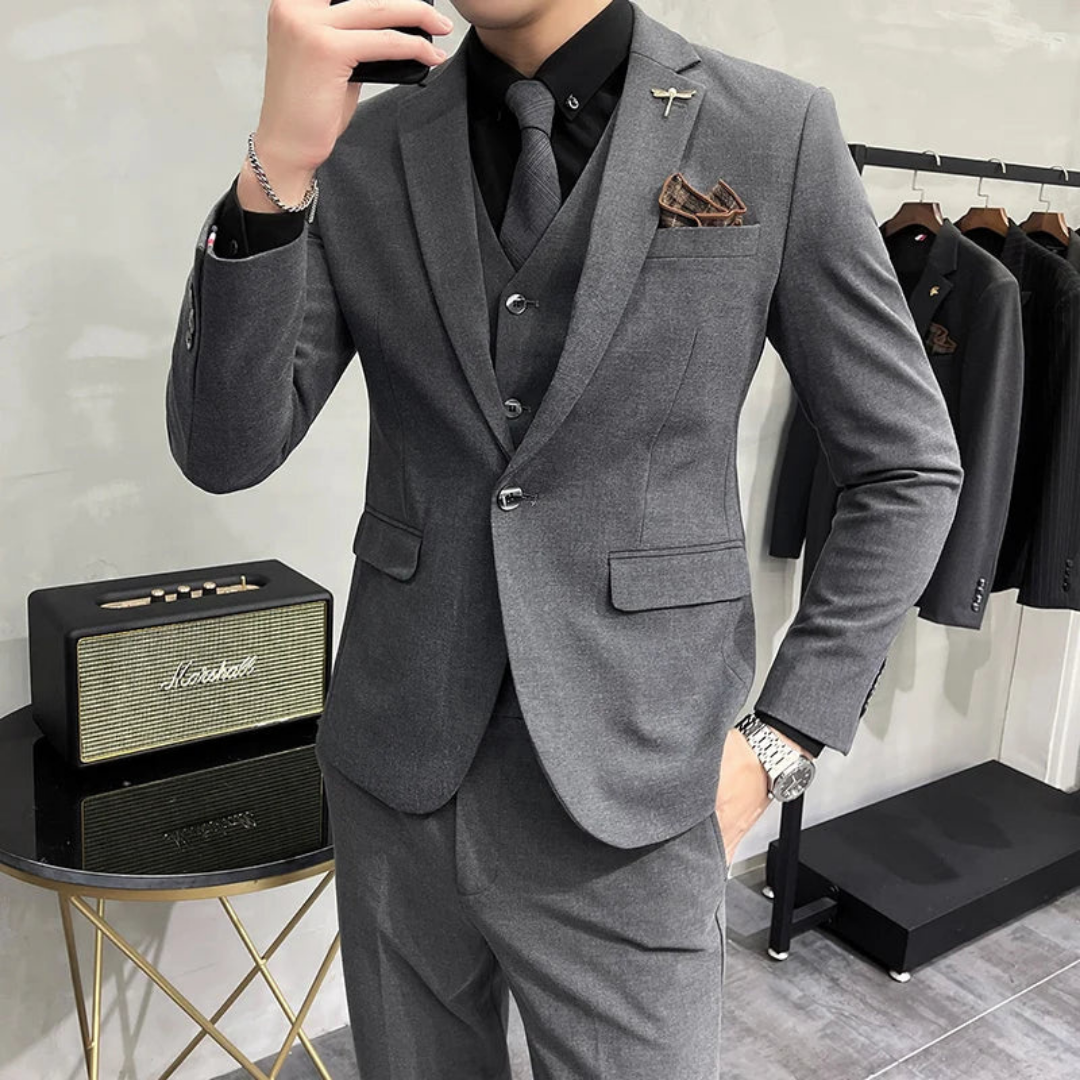 Costume slim 3 pièces homme bleu marine élégant, idéal pour mariage, business. Veste, gilet, pantalon.