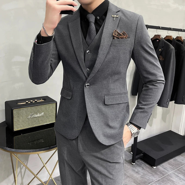 Costume slim 3 pièces homme bleu marine élégant, idéal pour mariage, business. Veste, gilet, pantalon.