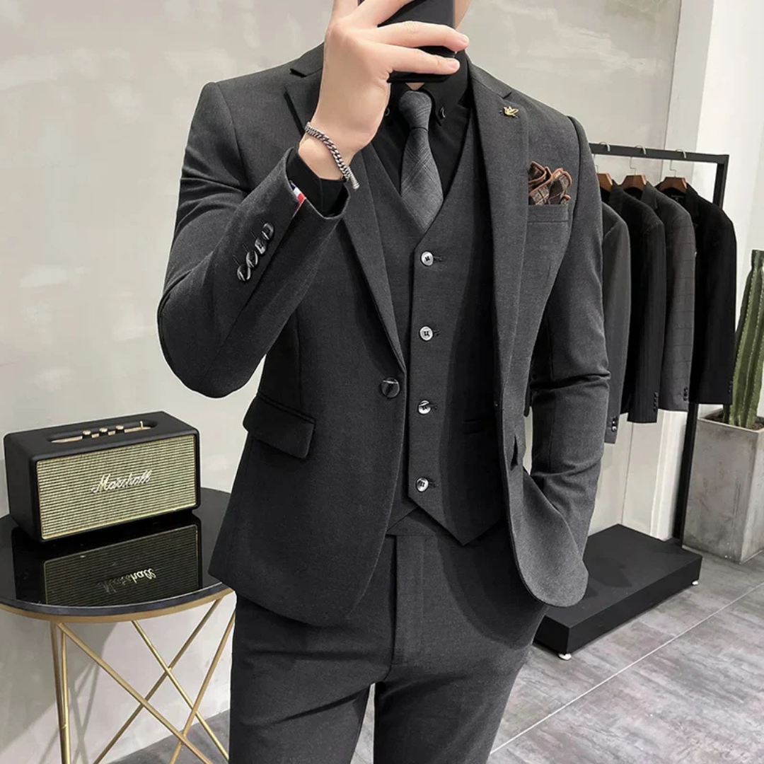 Ensemble costume homme slim gris foncé 3 pièces pour occasions formelles, mariage ou bureau. Style moderne.