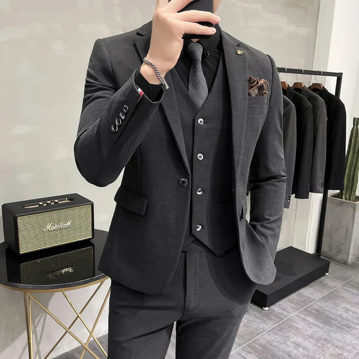 Ensemble costume homme slim gris foncé 3 pièces pour occasions formelles, mariage ou bureau. Style moderne.