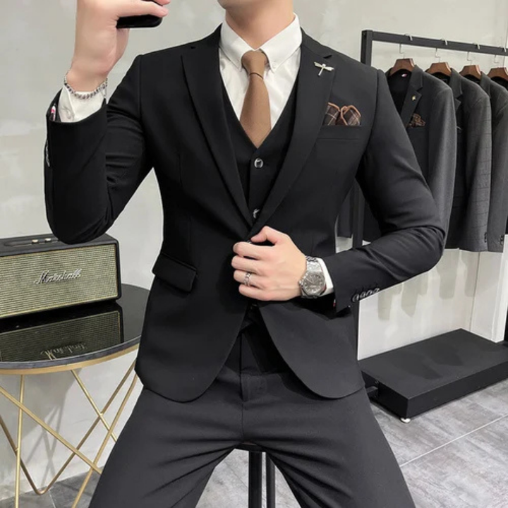 Costume slim fit noir 3 pièces homme avec veste, gilet et pantalon. Tenue formelle et élégante pour soirée.