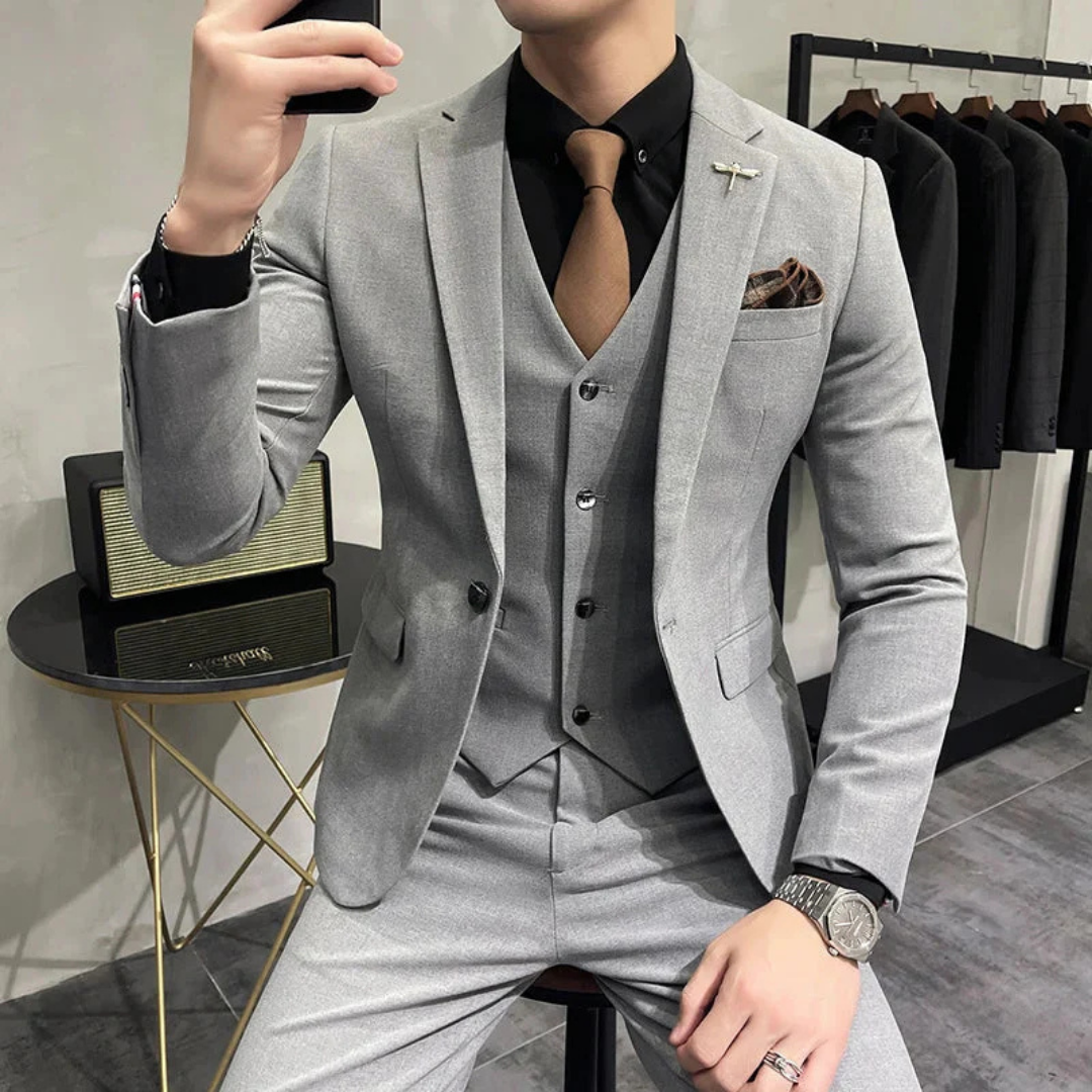 Élégant costume homme slim 3 pièces, parfait pour mariages et réunions d'affaires. Gilet, veste, pantalon inclus.