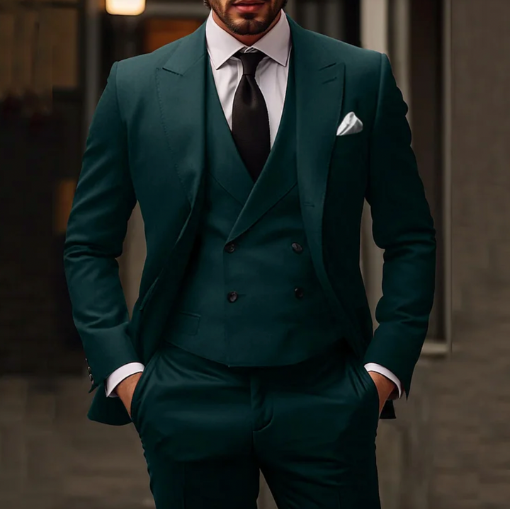 Costume trois pièces homme élégant, veste ajustée, gilet et pantalon assorti, style moderne pour mariage.